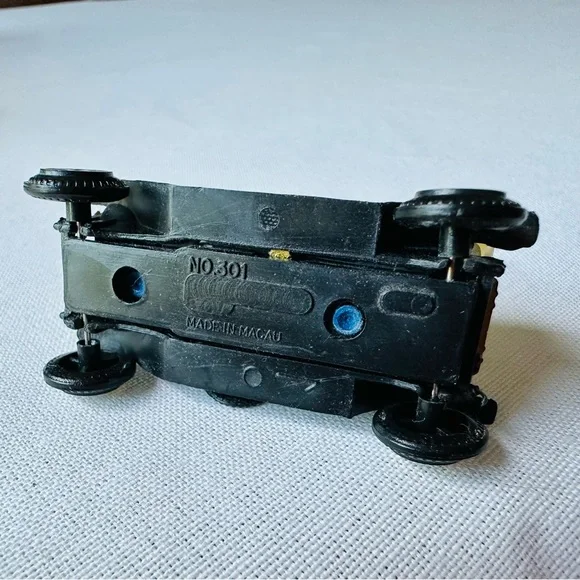 💚 READERS DIGEST VINTAGE COLLECTIBLE MINIATURE 1:64 CLASSIC CAR NO. 301 💥 - Picture 6 of 6